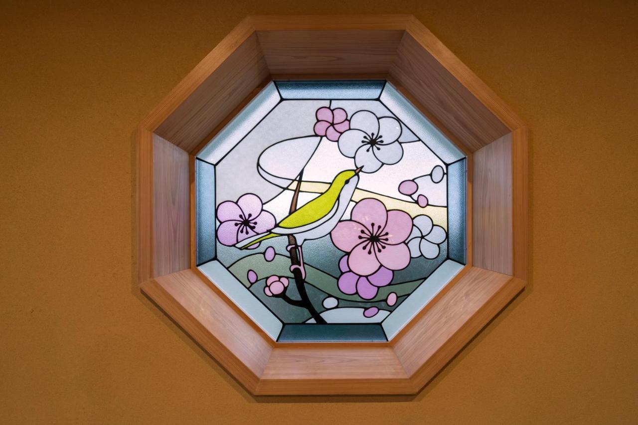 מלון Kyoto Umekoji Kadensho מראה חיצוני תמונה A stained glass window in a home